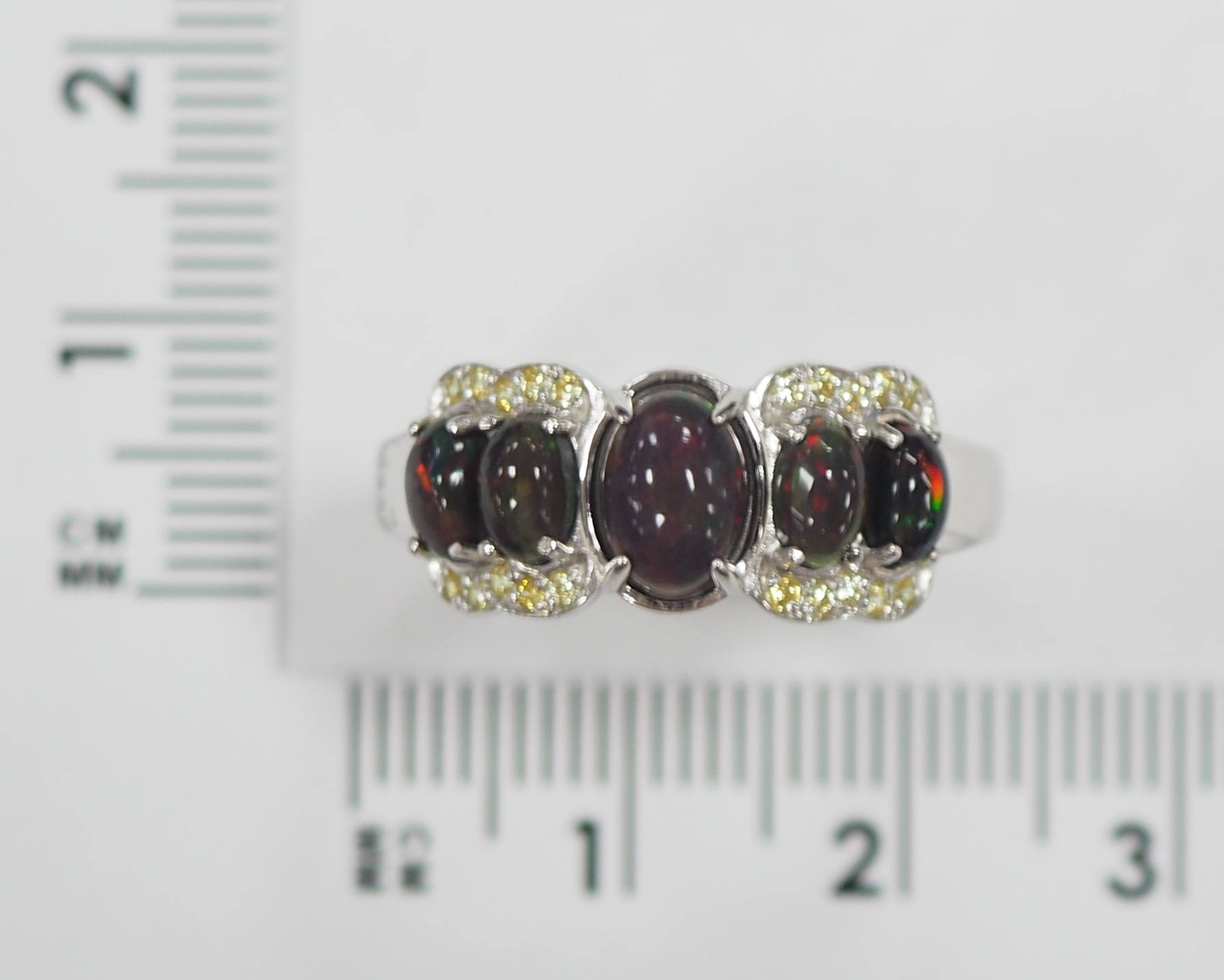 Серебряное кольцо 925 пробы; вставки 5 Опал (Эфиопия) нат.черный; 20 Фианит желтый;